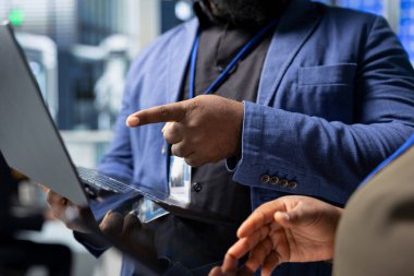 Günümüz yüksek teknolojili ve sürdürülebilir bir tesiste güneş enerjisi performansını denetleyen Afrikalı Amerikan mühendislik ekibi. Uzmanlar dizüstü bilgisayarda kalite kontrol yapıyorlar. Kapat..