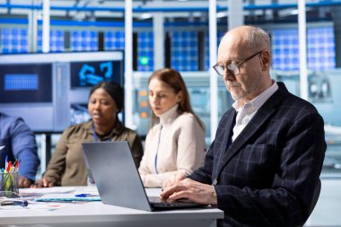 Hissedarlar anlaşmayı kabul etmeden önce fotovoltaik fabrikasındaki dizüstü bilgisayarları pazar eğilimlerini araştırmak için kullanıyorlar. Güneş panelleri yatırımcıların yönetimle buluşmasını sağlıyor, yatırım yapmadan önce ilk taramayı yapıyor