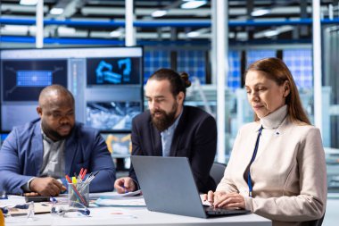 Üretim fabrikası yöneticileri, dizüstü bilgisayardaki üretim verilerini analiz etmek için hissedarlarla buluşuyor. Yatırımcılar not defterindeki ölçülere bakıyorlar, fabrika genişlemesi için yatırım umutlarını araştırıyorlar