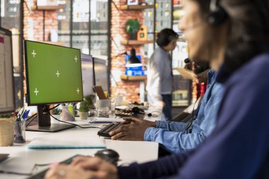 İzole ekran PC kullanan çağrı merkezi ajanı, müşteri soruşturmaları, şikayetleri ve destek taleplerini idare ediyor. Müşteri hizmetleri çalışanı krom anahtar bilgisayar kullanıyor, müşterilere sorunlarda yardımcı oluyor