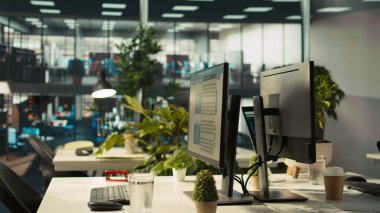 İş grafikleri ve KPI ölçümleri iş yerindeki görüntüler, flok yelkeni. Bilgisayar ekranları veri analizlerini gösteren parlak kurumsal ortamda ofis masası kurulumu, yakın çekim