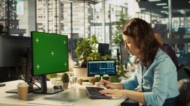 İşyerinde çalışan izole ekran bilgisayarı kullanırken bozuk klavyeyle sorun yaşıyor. Ofisteki memur, kusurlu bilgisayar kenarları ve kamera B yüzünden bilgisayar modellemesi işine devam edemiyor.