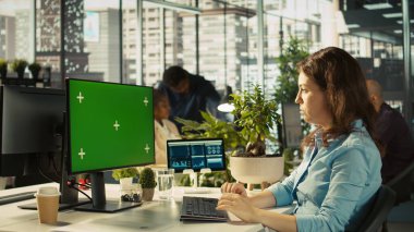 Şirketin idari işlerinde çalışan çalışanların kullandığı yeşil ekran bilgisayarı. Çalışma verilerini inceleyen işçilerin kullandığı masadaki model bilgisayar görüntüsü, kamera B