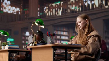 Üniversite öğrencisi üniversite kütüphanesindeki sınavlara çalışmak için kitap ödünç alıyor, okul ödevi için araştırma yapıyor. Motivasyonu olan genç bir kız kendini öğreniyor. Kamera A.