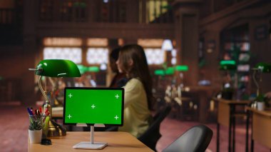 Öğrenciler ders kitaplarındaki ders kitaplarının yanında ders çalışmaya hazırlanıyor ve fikirler yazıyor, kütüphanede ödev olarak yansıtıcı bir makale hazırlıyorlar. Okul ödevi. Kamera B.