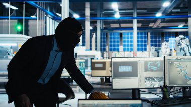 Hacker gizlice güneş paneli tesisine giriyor gizli üretim verilerini çalmak için USB çubuğunu bilgisayara sokuyor. Hırsız fotovoltaik fabrikasının güvenliğini atlattı, şirket dosyalarını aldı, kamera A