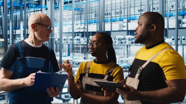 Akıllı fabrika lideri yeni öğrencilere otomatik sistemleri test etmeyi ve güvenilirliği sağlamayı öğretiyor. Kıdemli mühendis staj yapıyor, onları darboğazları ve kamera A 'yı tanımlamak için eğitiyor.