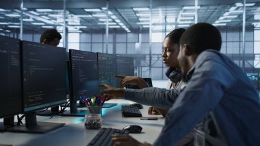 Mühendis veri merkezine geliyor, kulaklık takıyor, yapay zeka sistemlerini uyguluyor. Sunucu tarım uzmanı masada oturuyor, müzik dinliyor ve hataları önlemek için yapay zeka kullanıyor, kamera A