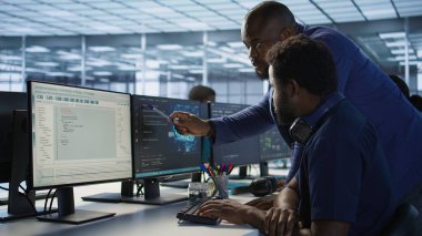 Şirket ağ altyapısını korumak ve görevleri çözmede veri merkezi mühendisine yardımcı olmak. Sunucu çiftliğindeki ekip lideri ideal sistem performansını sağlamak için işçiye yardım ediyor