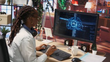 Sinirsel ağların bakımını bitirdikten sonra çok mutlu bir programcı el çırpıyor. Yapay zeka sistemlerini başarılı bir şekilde kontrol ettikten sonra havadan el hareketi yapan bilişim uzmanı, kamera B