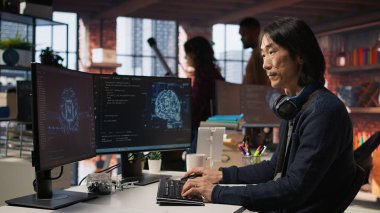 AI 'deki CTO yöneticisi farklı yazılım dillerinde başlangıç tasarımı, kodlama ve hata ayıklama uygulamalarına odaklanmıştır. Baş teknisyen kod testi ve kalite güvencesi yapıyor. Kamera A.