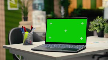 Boş bir iş yerinde krom anahtarı çalıştıran dizüstü bilgisayar, işe alım süreci, röportajlar ve kariyer geliştirme için hazırlanmış insan kaynakları ofisi. Krom anahtar.