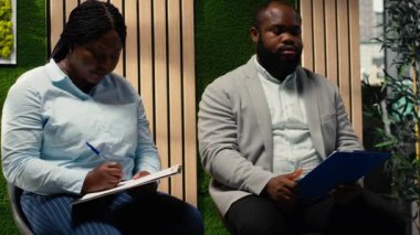 İş başvurusu ve mülakat için başvuru formlarını dolduran adayların kapatılması, büyük bir işe alım süreci ve İK ile başarılı bir toplantı sağlanması. Vasıflarını yaz. Kamera B.