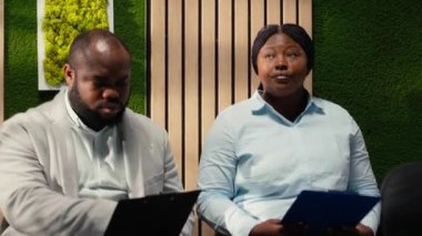 Afro-amerikan bayan aday İK ofisine görüşme için çağrılıyor, tartışmayı bekliyor ve ofiste beklenti gösteriliyor. İşe alım sürecinde başvuranlar için. Kamera B.