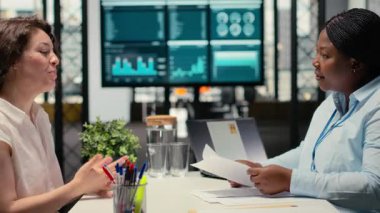 Siyah İnsan Kaynakları uzmanı ve başvuru sahibi, işe alım sürecinde yeni bir iş açılışını tartışarak, yetenek edinme kariyeri fırsatı sunuyor. Potansiyel yolcu alımı için özgeçmiş değerlendirmesi. Kamera B.