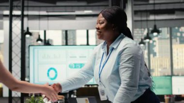 Afrika kökenli Amerikalı başvuru sahibi ile görüşen işe alım sürecini iş beklentilerini ve niteliklerini tartışarak geçiren bir kadın oyuncu. Özgeçmişi detaylıca değerlendiriyorum. Kamera B.