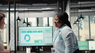 İnsan kaynakları uzmanı bir kadının iş başvurusunu değerlendiriyor, işe alım görüşmesinde CV 'nin bilgilerini tartışıyor, başarılı bir iş görüşmesi için sorular soruyor. Kamera B