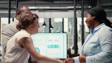 Çeşitli İK ekipleri, kurumsal bir ofiste siyahi bir kadın başvuru ile iş deneyimi ve iş geliştirme nitelikleri hakkında görüşüyor. Seçim için görüşme süreci. Kamera B.