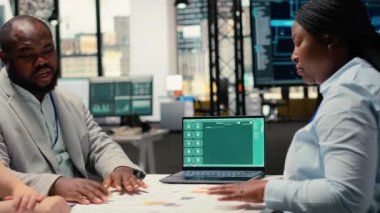 İş görüşmelerinden sonra başvuru profillerini filtrelemek ve potansiyel adayları belirlemek için akıllı algoritmalı yapay zeka sistemlerine güvenen İK profesyonelleri. Kamera B.