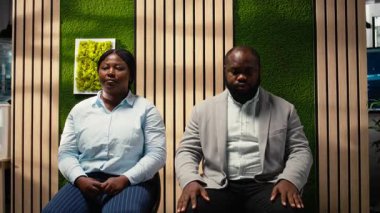 Koridordaki adaylar, İK sekreterinden tramvaylı formlar alıyor, işe alım sürecine katılıyor ve iş görüşmesi detaylarını doldurmak için sırada bekliyorlar. İşyeri desteği. Kamera A.