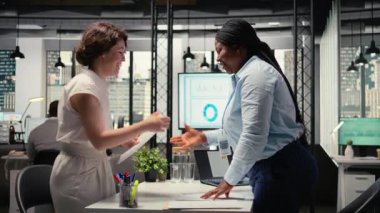 Afrika kökenli Amerikalı başvuru sahibi ile görüşen işe alım sürecini iş beklentilerini ve niteliklerini tartışarak geçiren bir kadın oyuncu. Özgeçmişi detaylıca değerlendiriyorum. Kamera A.