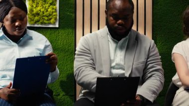 Koridorda özgeçmişleriyle bekleyen çeşitli iş arayanlar, İnsan Kaynakları müdürüyle resmi bir röportaj için hazırlanıyorlar. Kafa avcılığı sırasında gerginliği ve kendine güveni yansıtan insanlar. Kamera B.