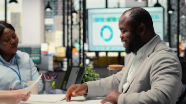 İşe alım ekibi ve bir iş ofisinde özgeçmiş değerlendirmesi yapan bir başvuru sahibi, kariyer deneyimi ve büyüme hedefleri hakkında tartışmalar. Profesyonel iş gücü için görüşme süreci. Kamera B.