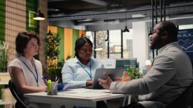 Röportaj sırasında başvuru özgeçmişini değerlendiren çeşitli katılımcılar ilgili niteliklere ve güçlü kariyer hırsına sahip adaylar seçmeye odaklandılar. Kafa avcılığı. Kamera A.