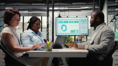 İK ekibi, iş yerinde iş görüşmesi sırasında adaylarla CV değerlendirmesi yaparak iş deneyimi ve kariyer geliştirme niteliklerini analiz ediyor. Yetenek kazanma. Kamera A.