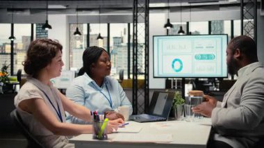 İK uzmanları toplantı sırasında bir aday profili ve CV 'yi değerlendiriyor, mükemmel başvuru yapmadan önce nitelikleri ve profesyonel deneyimi gözden geçiriyor. Yetenek kazanma. Kamera A.