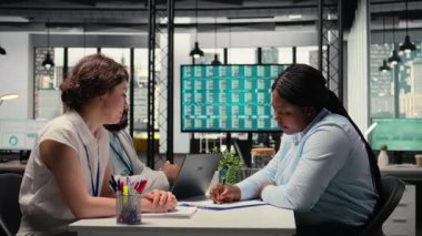 Kadın aday, İK çalışanlarıyla görüşmesi sonrasında istihdam belgeleri imzalıyor, yasal şartlarda anlaşıyor ve uçağa binme sürecini başlatıyor. Bağlılığı olan birini işe almak. Kamera A.