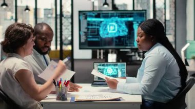 İnsan Kaynakları ekibi AI ve makine öğrenme sistemlerini CV 'leri, sinirsel ağları ve akıllı yazılımları taramak ve değerlendirmek için kullanır. Kamera B.