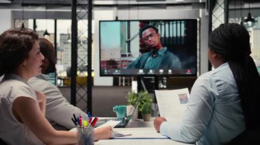 Personel alımları ekibi ve erkek aday web kamerası ve yüksek teknoloji araçlarıyla bir video görüşmesi yaparak, uzaktan görüşme sırasında özgeçmiş ve iş arama sürecini gözden geçiriyorlar. Kamera A.