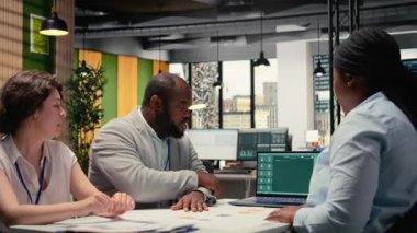 İş görüşmelerinden sonra başvuru profillerini filtrelemek ve potansiyel adayları belirlemek için akıllı algoritmalı yapay zeka sistemlerine güvenen İK profesyonelleri. Kamera A.