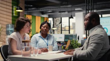 İnsan Kaynakları departmanı çalışanları kariyer toplantısına ev sahipliği yaparak yeni iş olanakları ve kariyer fırsatları, yetenek edinme sürecini tartıştılar. Röportaj sırasında deneyimli bir adam. Kamera A.