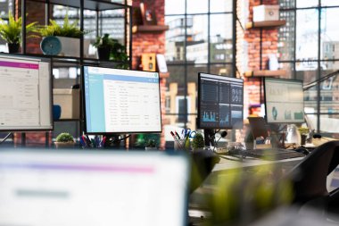 Müşteri ilişkileri için kullanılan boş müşteri hizmetleri işyerindeki bilgisayar monitörlerindeki CSM sistem arayüzleri. Çağrı merkezinde PC ekranında müşteri hizmetleri yönetimi yazılımı UI görünümü