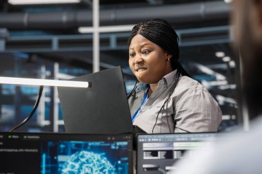 Makine öğrenmek için kullanılan sinirsel ağ veri merkezini incelerken hatalar bulduktan sonra hiddetlenen bilişim uzmanı. Sunucu merkezinde bakım sırasında bulunan arızalar yüzünden kızgın mühendis