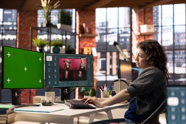 Yapay zeka chatbot yazılımı kullanan ve uzay görüntüsünü kopyalayan odaklanmış bir kadın metni yaratıcı bir proje için fotoğrafa dönüştürüyor. Genç fotoğrafçı PC 'deki resim oluşturucu modeller için metin kullanıyor.