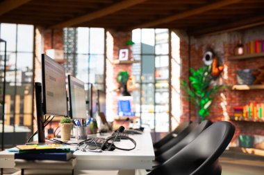 Tatminsiz müşterilerin teknik sorunları çözmek için aradığı boş çağrı merkezi. Müşterilerin şikayetlerini işlemek için kullanılan boş müşteri desteği çalışma alanı bilgisayar monitörleri