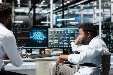 Veri merkezi denetçisi ve belden aşağısı felçli programcı yapay zeka bilgisayarlı model kullanıyor. Makine öğrenme algoritması kullanan sunucu odası yöneticisi ve engelli bilişim uzmanı