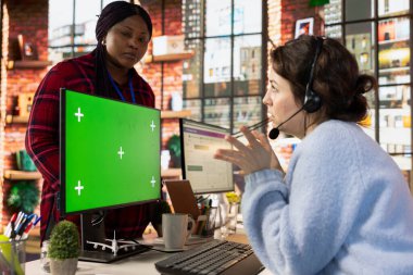 Çağrı merkezi, yeşil ekran bilgisayar kullanarak acemi er eğitimine başladı. Müşteri destek departmanında yönetici stajyere şirket uygulamasının krom anahtar PC kullanarak nasıl kullanılacağını gösteriyor