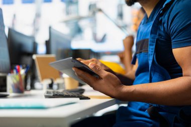 Güneş panelleri fabrika işçisi bilgisayar ve tablet üretim akışını optimize ediyor, montaj hattı. Sürdürülebilir enerji santrali teknisyeni üretim süreci, fotovoltaik sistem.