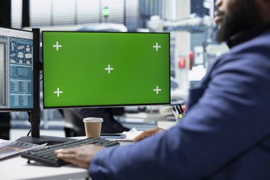 Afrika kökenli Amerikalı enerji uzmanı güneş enerjisi santralindeki fotovoltaik tasarım ve fabrika uygulamaları üzerinde çalışan kopya uzay görüntülerine bakıyor. Uzmanlığı olan şirket denetimi.