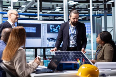 Güneş panelleri fabrika yöneticileri ve tesis yatırımcıları anlaşmayı bitirmek için birlikte çalışıyorlar. Fotovoltaik fabrikasındaki iş adamları stratejik güneş enerjisi yatırımları konusunda işbirliği yapıyorlar