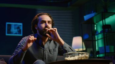 Maç yayınını izlerken çok mutlu olan taraftarlar sevinçten havalara uçuyor, takımın kazanmasından memnunlar. Mest olmuş bir adam TV 'de futbola bakıyor, çılgınca jestler yapıyor gol attığını görüyor, kamera A