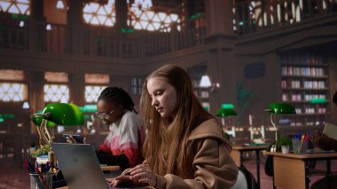 Üniversite kütüphanesine gelen odaklanmış bir kız, notlar yazmak için ders kitabını açıyor, kendi kendine öğrenim için belirlenmiş kampüs veritabanında kitlesel kitap veritabanı yardımıyla araştırma yapıyor. Kamera B.