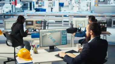 Fotovoltaik fabrikasındaki mühendis arızalı sistemleri tanımlamak için gerekli evrakları inceliyor. Güneş panelleri, dinlenme süresini azaltmak için fabrika işçisi inceleme verilerini okuyor, kamera A