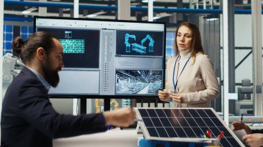 Bilim adamları güneş paneli verimliliğini artırmak için PV materyalleri üzerinde deneyler yapıyorlar. Fotovoltaik fabrikası araştırma ve geliştirme uzmanları yenilenebilir enerji çözümleri üzerinde çalışıyorlar, kamera B