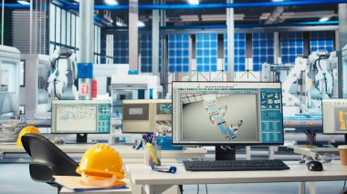 Fotovoltaik fabrikasındaki bilgisayar ekranındaki CAD programı güneş paneli montaj tesisi için üretim hatları tasarlamak için kullanılıyor. Boş güneş panellerindeki bilgisayar monitöründeki simülasyon yazılımı