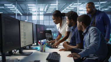 Felaket kurtarma planlarının suya düştüğünü gören sunucu odası mühendisleri paniğe kapıldı. Stresli veri merkezi çalışanları performans düşüşünü gördüklerinde korkuyorlar. Kamera A